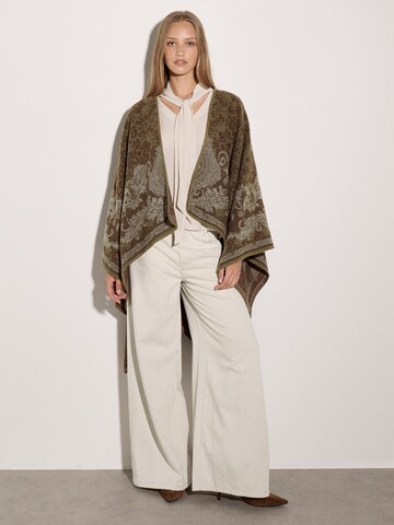 Cardigan ' Bordüren-Cape ' Apricot en gris : devant
