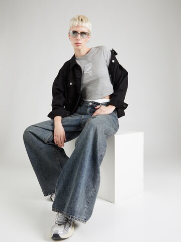 Maglietta 'SHETZY BABY' di RVCA in grigio