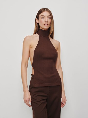 RÆRE by Lorena Rae Sticktop i brun: forside