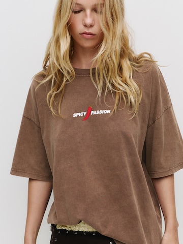 Pull&Bear Oversized shirt 'SPICY' in Bruin