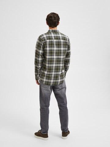 SELECTED HOMME جينز مضبوط قميص 'Robin' بلون أخضر