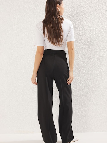 Trendyol - regular Pantalón de pinzas en negro