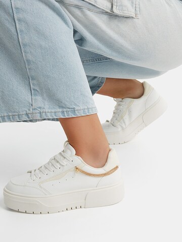 Sneaker bassa di Bershka in bianco