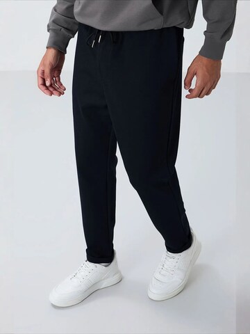 Tommy Life Zwężany krój Spodnie sportowe 'Jogginghose' w kolorze czarny