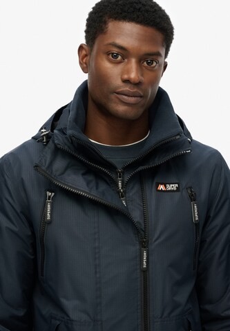 Veste mi-saison 'Mountain' Superdry en noir