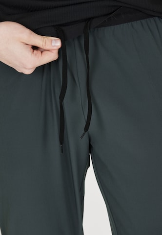 Virtus Tapered Sportbroek 'BLAG V2 M Hyper' in Groen