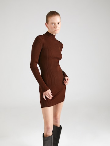 Robes en maille Trendyol en marron : devant