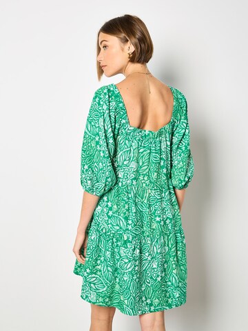 Robe Apricot en vert