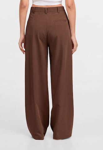 2Y Studios - Pierna ancha Pantalón plisado 'Talia' en marrón