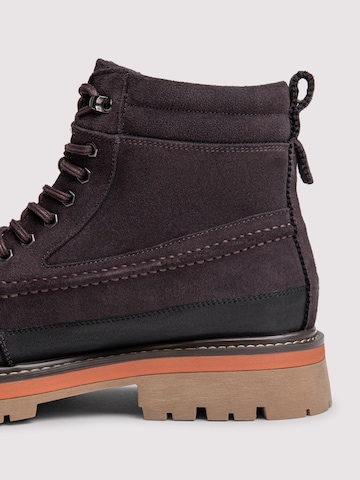 Botine de la Ombre pe maro