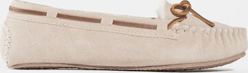 Minnetonka Huisschoenen 'Cally' in Beige