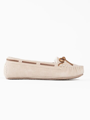 Minnetonka Innesko 'Cally' i beige