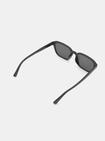 Pull&Bear Sonnenbrille in Schwarz