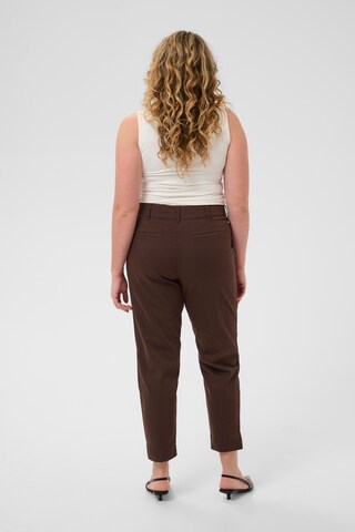 KAFFE CURVE Slimfit Chino nadrág 'KCleana' - barna