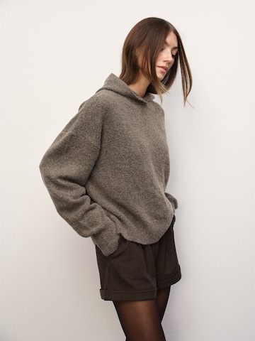 RÆRE by Lorena Rae Pullover i brun