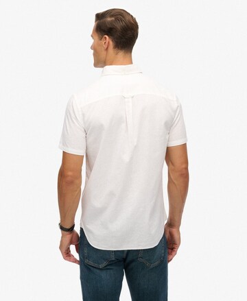 Fit confort Chemise 'City' Superdry en blanc