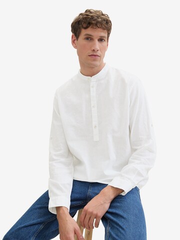 TOM TAILOR DENIM جينز مضبوط قميص بلون أبيض: الأمام