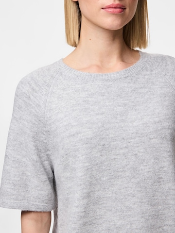 Maglietta 'PCMikela' di PIECES in grigio