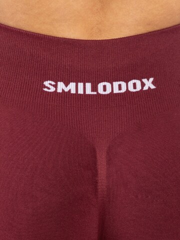 Coupe slim Pantalon de sport ' Nomeli ' Smilodox en rouge