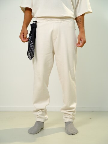 Alessandro Magno Loose fit Workout Pants 'CORE 2.0' in White: front