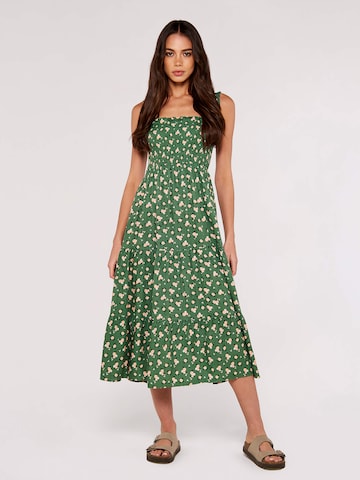 Apricot Kleid in Grün: Vorderseite