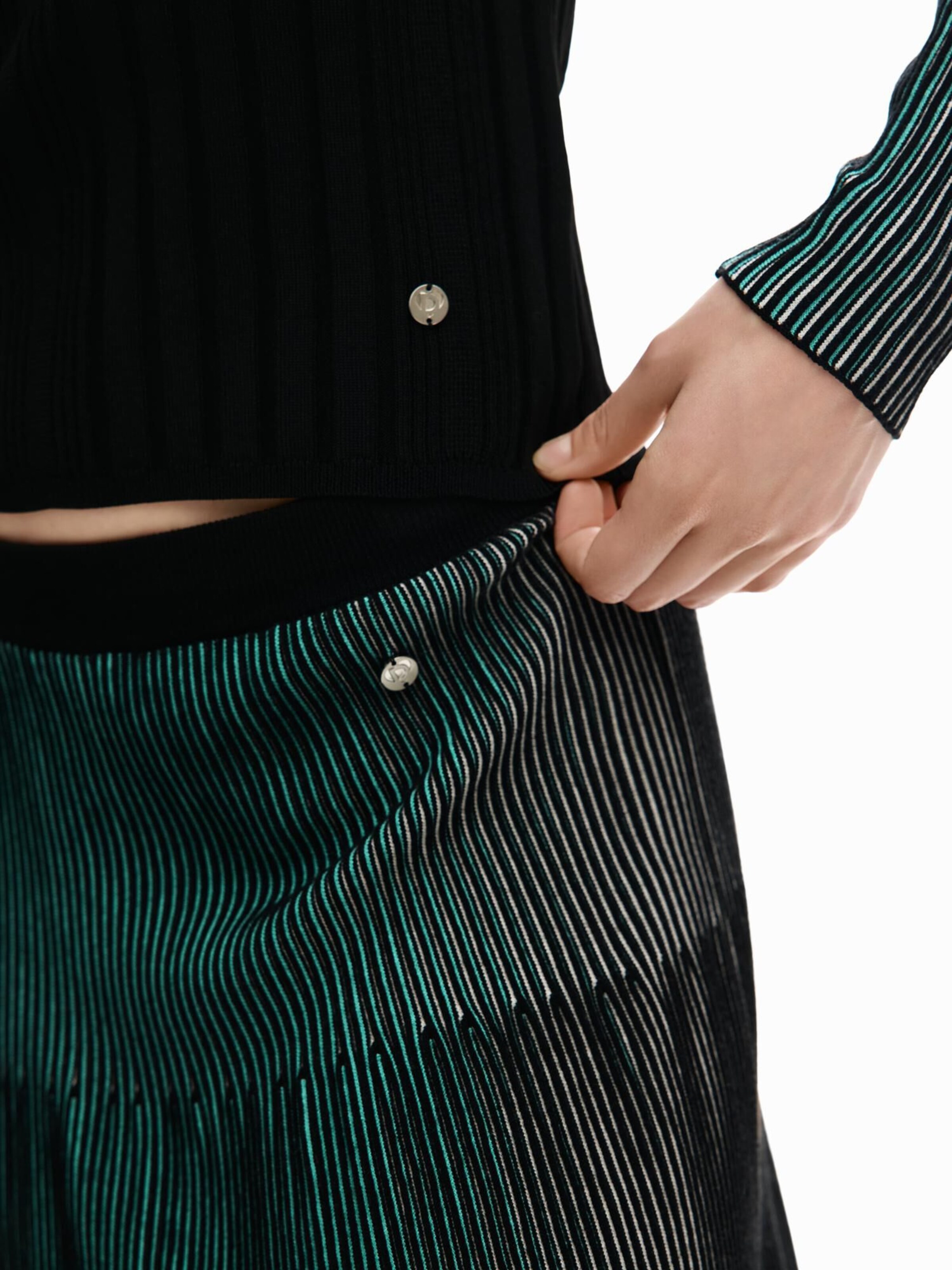 Pulover de la Desigual pe negru