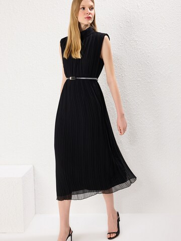 Trendyol Koktejl obleka | črna barva: sprednja stran