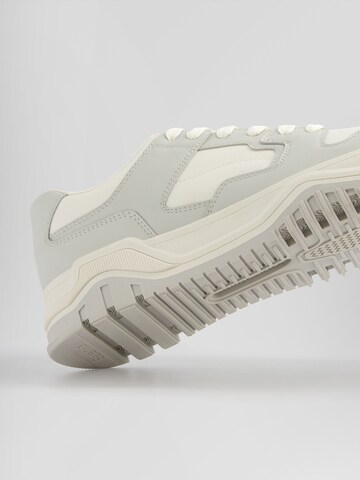 Sneaker bassa di Bershka in grigio