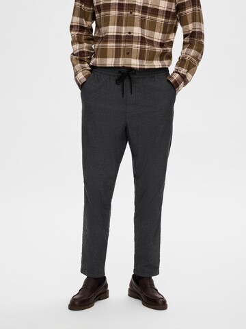 Coupe slim Pantalon 'Fred' SELECTED en gris : devant