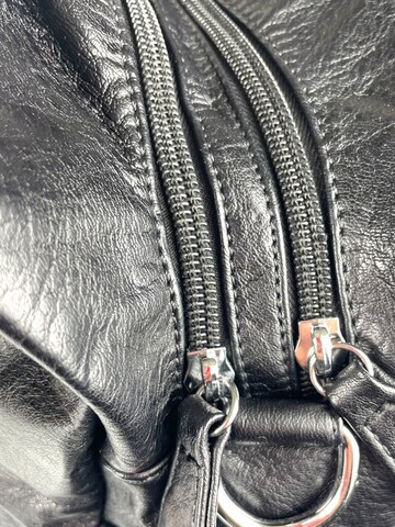 Kumixi Crossbody Bag in Black