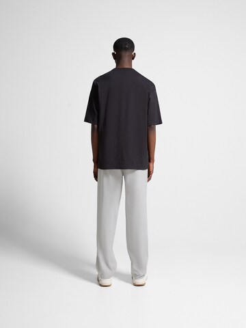 Bershka Regular Pleat-front trousers in Grey