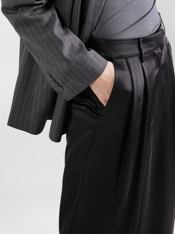 Wide leg Pantaloni con pieghe di REMAIN in nero