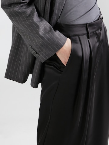 REMAIN Široke hlačnice Hlače z naborki | črna barva