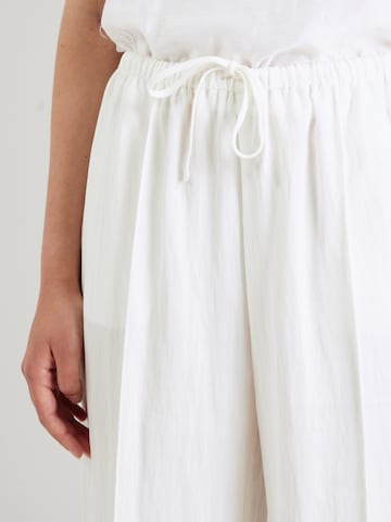 Gina Tricot Wide Leg Suorat housut värissä valkoinen