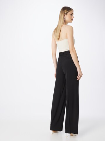 Wide leg Pantaloni cu dungă de la COMMA pe negru