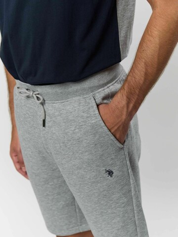 U.S. POLO ASSN. Szabványos Nadrág ' UMCedric ' - szürke