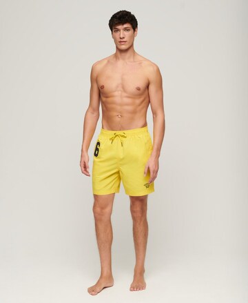 Superdry Badeshorts in Gelb