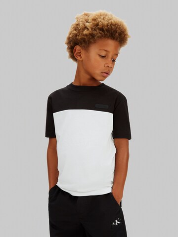 T-Shirt Calvin Klein Jeans en blanc : devant