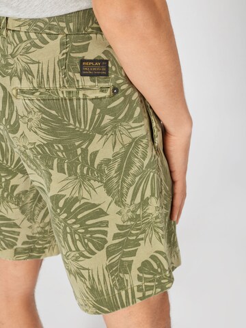 REPLAY Regular Shorts in Grün