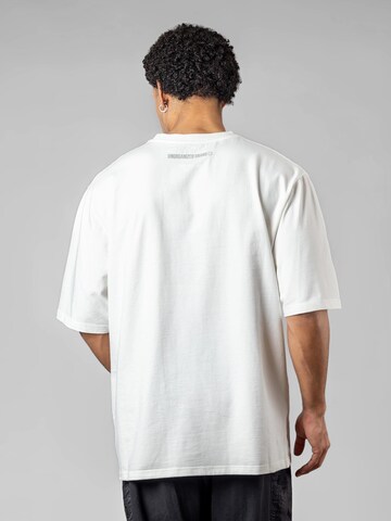 UNORGANIZED BRAND - Camiseta 'SCHWERES OVERSIZE T5' en blanco