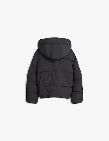 Geacă de iarnă de la Bershka pe negru