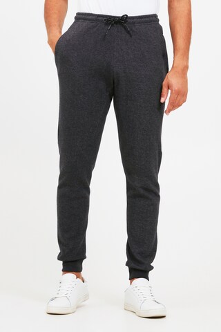 INDICODE JEANS Tapered Broek 'Napanee' in Grijs: voorkant