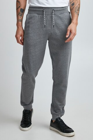 11 Project Tapered Broek 'OLE' in Grijs: voorkant