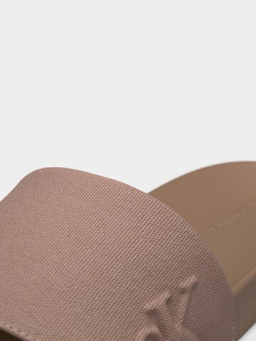 Calvin Klein Pantoletter 'ESS' i grå