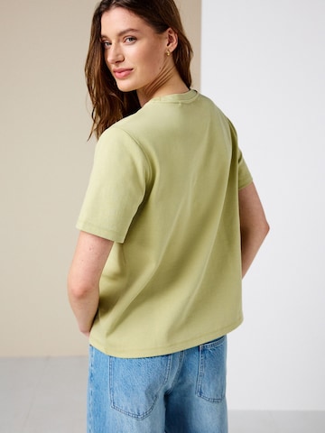 Tricou de la Next pe verde