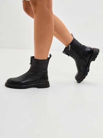 CESARE GASPARI Ankle Boots in Schwarz