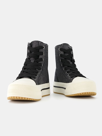 Sneaker înalt de la Bershka pe negru