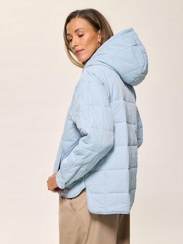 Kamila Šikl Преходно яке в синьо