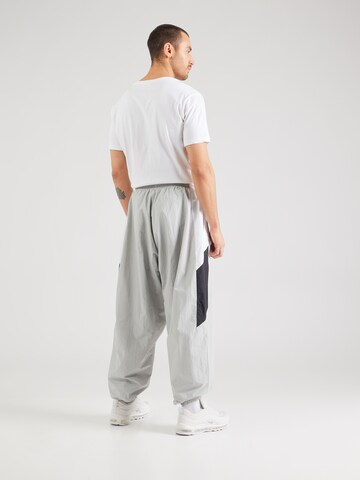 Effilé Pantalon 'CLUB' Nike Sportswear en gris