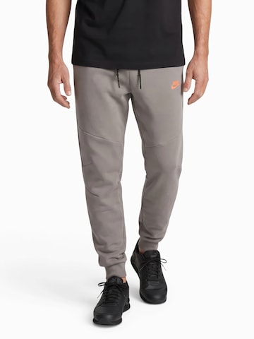 Nike Sportswear Tapered Bukser 'TCH FLC' i grøn: forside
